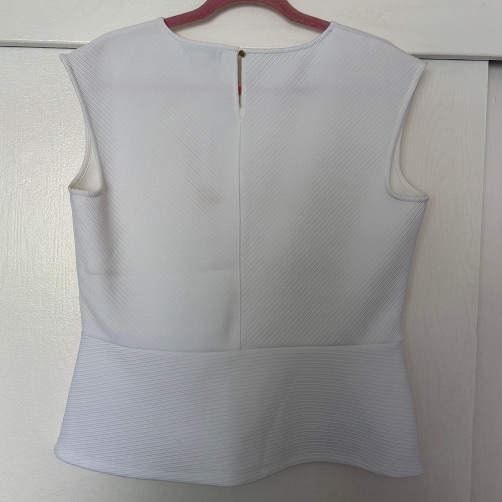 ๐ฉท Liz Claborne White Sleeveless Peplum Top | Size Large FLATTERING - Picture 2 of 8